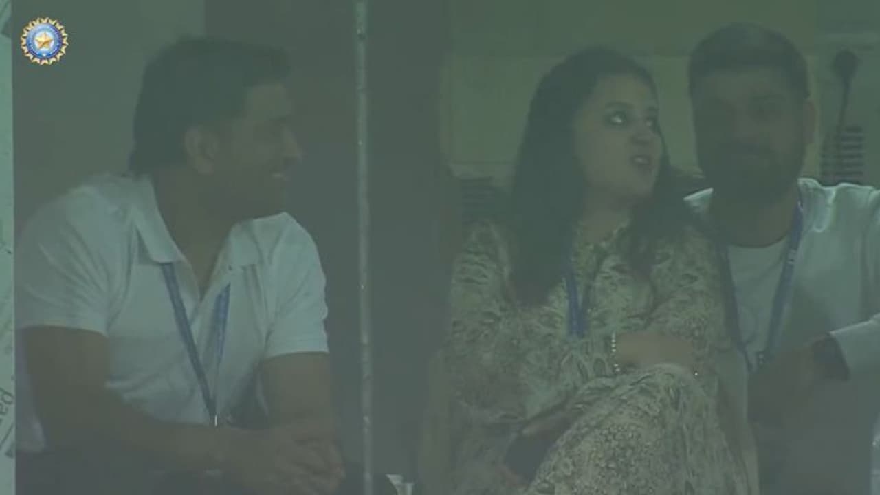 ഇന്ത്യ ഓസ്ട്രേലിയ പോരാട്ടം കാണാന്‍ ചെന്നൈയുടെ 'തല' എത്തി, ആര്‍പ്പുവിളികളോടെ വരവേറ്റ് ആരാധകര്‍