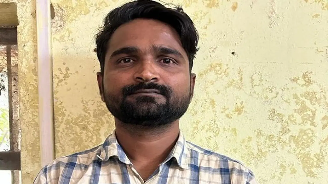 ವಿಜಯಪುರ: ಲಂಚ ಸಮೇತ ಲೋಕಾ ಬಲೆಗೆ ಬಿದ್ದ ಭ್ರಷ್ಟ ಅಧಿಕಾರಿ ವಿಜಯಪುರ: ಲಂಚ ಸಮೇತ ಲೋಕಾ ಬಲೆಗೆ ಬಿದ್ದ ಭ್ರಷ್ಟ ಅಧಿಕಾರಿ