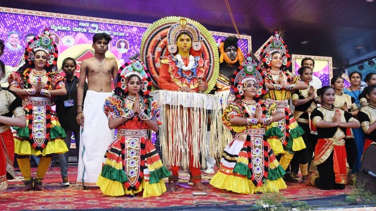 ದಸರಾ ಯುವ ಸಂಭ್ರಮ: ಭಕ್ತಿಯಗಡಲಲ್ಲಿ ಮಿಂದೆದ್ದ ಯುವ ಸಮೂಹ ದಸರಾ ಯುವ ಸಂಭ್ರಮ: ಭಕ್ತಿಯಗಡಲಲ್ಲಿ ಮಿಂದೆದ್ದ ಯುವ ಸಮೂಹ