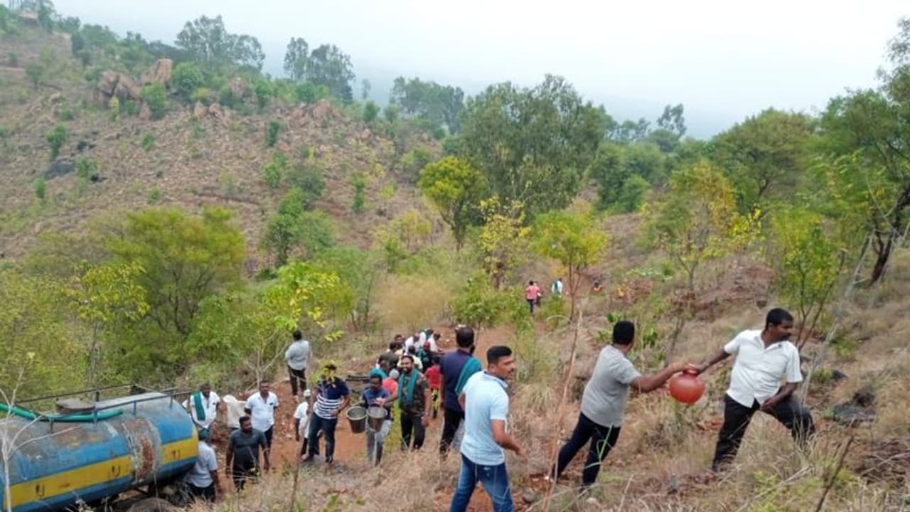 Mandya : ಕರೀಘಟ್ಟದಲ್ಲಿ ರೈತ ಮುಖಂಡರಿಂದ ಶ್ರಮದಾನ Mandya : ಕರೀಘಟ್ಟದಲ್ಲಿ ರೈತ ಮುಖಂಡರಿಂದ ಶ್ರಮದಾನ