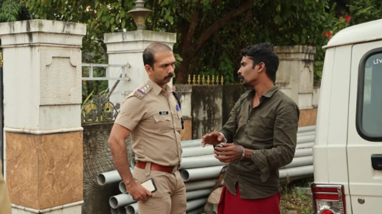 സുഹൃത്തിന്റെ ഭാര്യയെ ശല്യം ചെയ്തത് ചോദ്യം ചെയ്തു, തൃശ്ശൂരിൽ യുവാവിന്റെ കൈ വെട്ടി പ്രതികാരം: പ്രതി പിടിയിൽ സുഹൃത്തിന്റെ ഭാര്യയെ ശല്യം ചെയ്തത് ചോദ്യം ചെയ്തു, തൃശ്ശൂരിൽ യുവാവിന്റെ കൈ വെട്ടി പ്രതികാരം: പ്രതി പിടിയിൽ