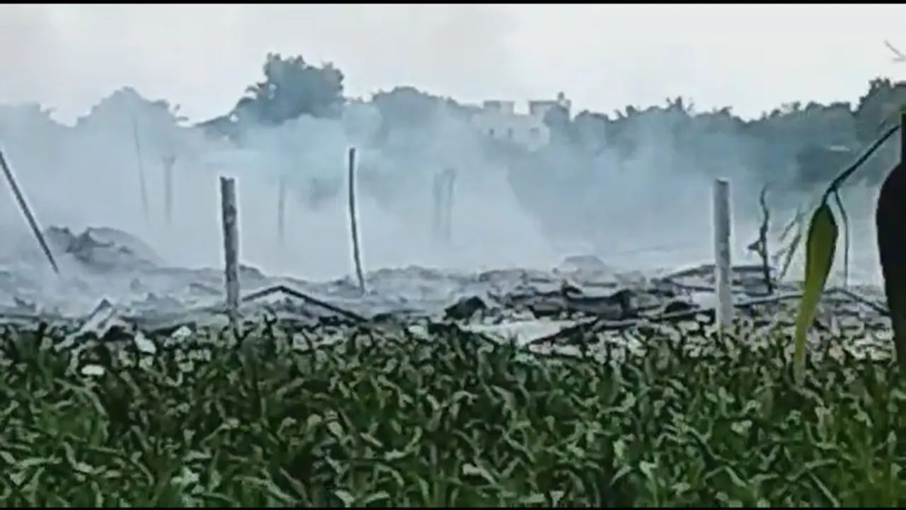 அரியலூர் மாவட்டத்தில் நாட்டு வெடி தயாரிக்கும் ஆலையில் பயங்கர விபத்து; 10 பேர் உடல் சிதறி பலி அரியலூர் மாவட்டத்தில் நாட்டு வெடி தயாரிக்கும் ஆலையில் பயங்கர விபத்து; 10 பேர் உடல் சிதறி பலி