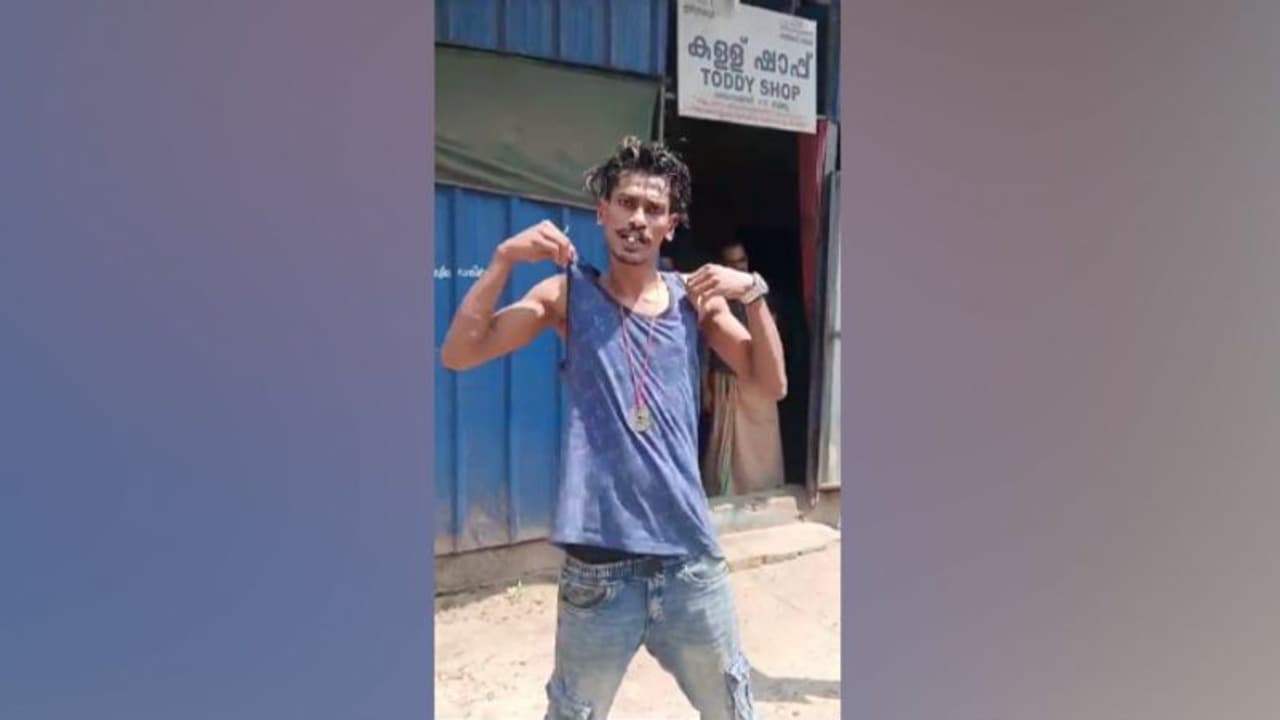 'നിനക്കൊക്കെ കുടുംബമില്ലേ?' തൃശൂരിൽ പൊലീസിനെതിരെ കത്തി വീശിയ 27 കാരന്‍ 32 കേസുകളിലെ പ്രതി, പിടിയിൽ