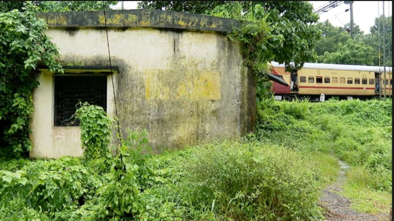 കെ ആർ നാരായണന്‍റെ സ്വപ്നം, താവളമാക്കി സാമൂഹ്യവിരുദ്ധർ, ഭാരതപ്പുഴ റെയിൽവേ സ്റ്റേഷൻ പൊളിക്കണമെന്ന ആവശ്യം ശക്തം