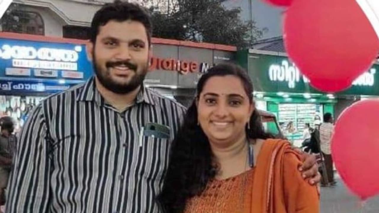 'മുൻ സിപിഎം നേതാക്കൾ, നിർധന യുവതികളുടെ പേരിൽ തട്ടിയത് 43 ലക്ഷം'; വൈക്കം ദമ്പതികൾ കാണാമറയത്ത്, പൊലീസിന് മൗനം