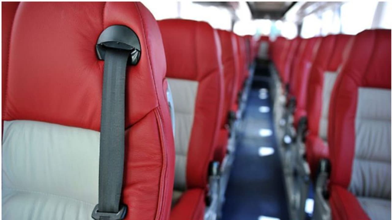 വിസ മാറല്; സ്വകാര്യ ബസുകളില് ഒമാനിലേക്ക് വരുന്നവര്ക്ക് നിയന്ത്രണം വിസ മാറല്; സ്വകാര്യ ബസുകളില് ഒമാനിലേക്ക് വരുന്നവര്ക്ക് നിയന്ത്രണം