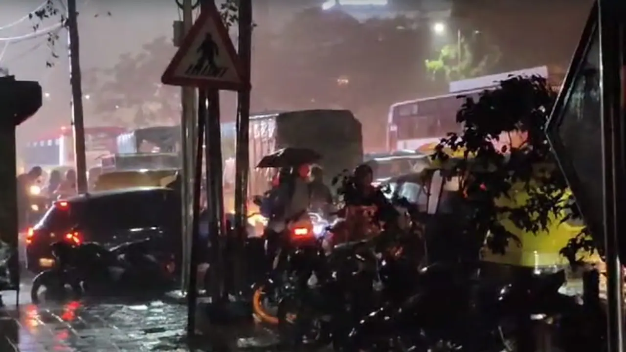 Bengaluru: Heavy rainfall disrupts normal life, Yellow alert for the next 48 hours