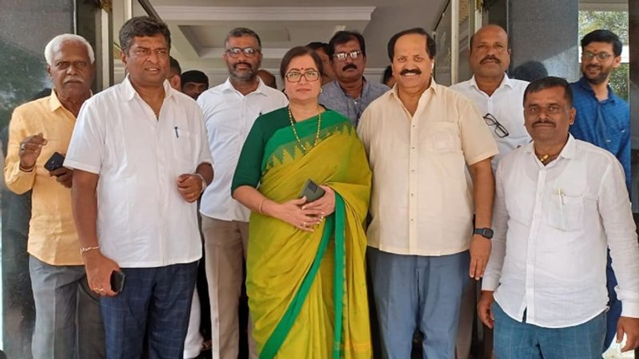 ಕಾವೇರಿ ಕಿಚ್ಚು: ಪ್ರಧಾನಿ ಒಂದು ರಾಜ್ಯದ ಪರ ಇರಲು ಸಾಧ್ಯವಿಲ್ಲ, ಸಂಸದೆ ಸುಮಲತಾ ಕಾವೇರಿ ಕಿಚ್ಚು: ಪ್ರಧಾನಿ ಒಂದು ರಾಜ್ಯದ ಪರ ಇರಲು ಸಾಧ್ಯವಿಲ್ಲ, ಸಂಸದೆ ಸುಮಲತಾ