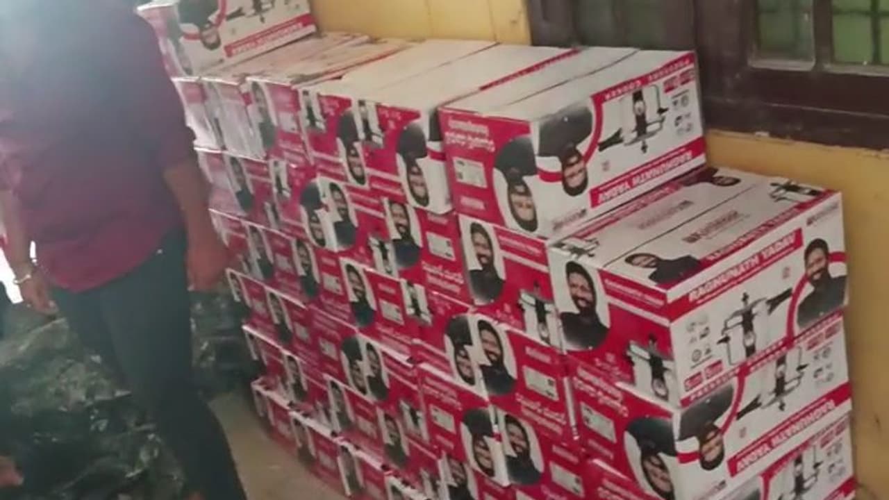 Telangana Assembly Election 2023: షెడ్యూల్ వెలువడిందో లేదో... అప్పుడే ఓటర్ల కోసం తాయిలాలు సిద్దం..! (వీడియో) Telangana Assembly Election 2023: షెడ్యూల్ వెలువడిందో లేదో... అప్పుడే ఓటర్ల కోసం తాయిలాలు సిద్దం..! (వీడియో)