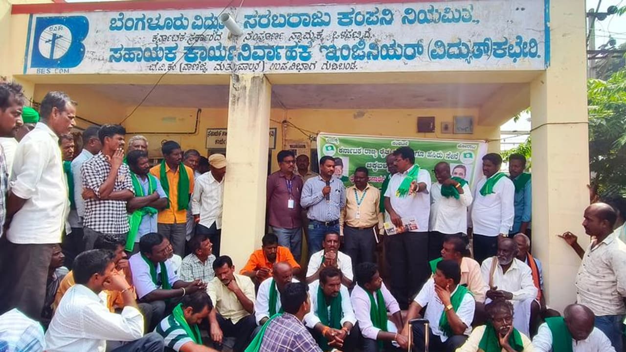 ಕರೆಂಟ್ ಕೊಡಿ ಇಲ್ಲ, ವಿಷ ಕೊಡಿ: ರೈತರ ಒತ್ತಾಯ ಕರೆಂಟ್ ಕೊಡಿ ಇಲ್ಲ, ವಿಷ ಕೊಡಿ: ರೈತರ ಒತ್ತಾಯ