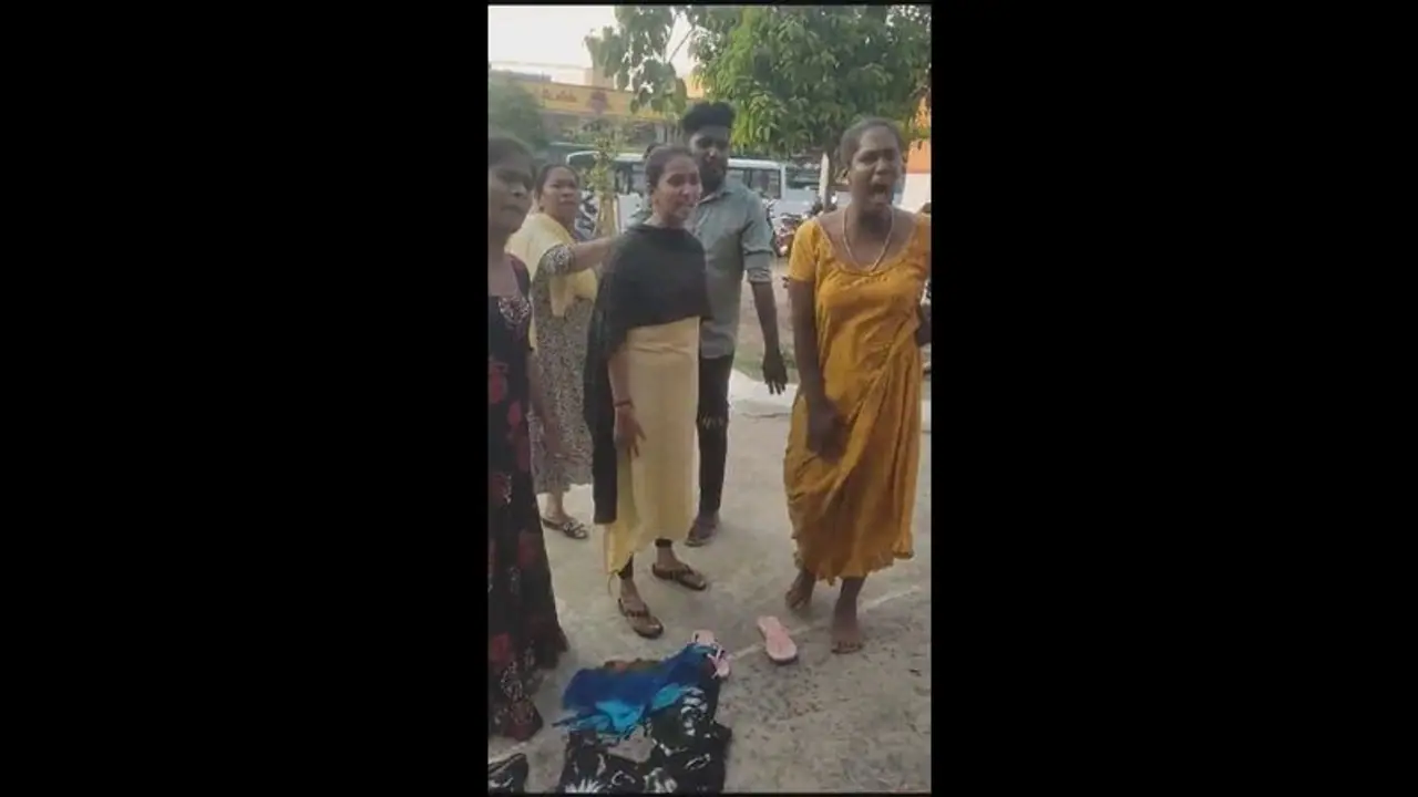 காவல்நிலைய வாசலில் ஆடைகளை அவிழ்த்து போட்டு திருநங்கைகள் அட்டூழியம்; முகம் சுழித்த போலீசார்