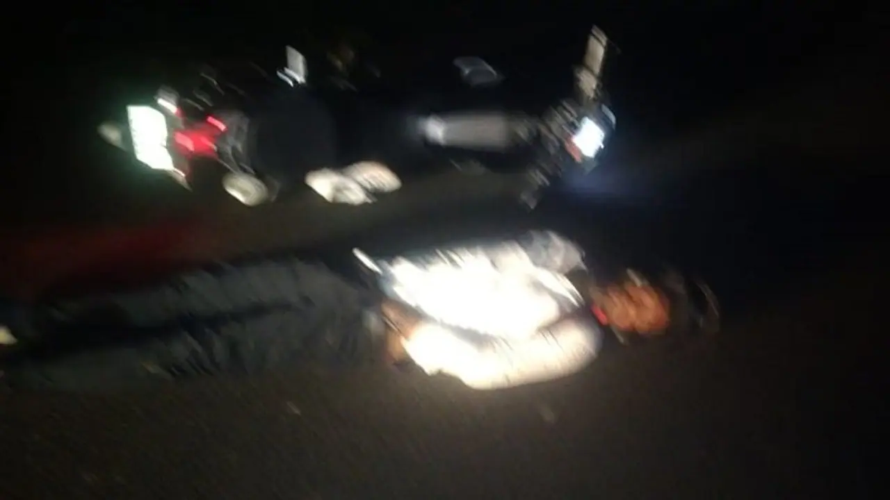 ಚಿಕ್ಕಮಗಳೂರು: ಕುಡಿದ ಮತ್ತಿನಲ್ಲಿ ರಸ್ತೆಯಲ್ಲೇ ಮಲಗಿದ ಭೂಪ, ಬೈಕ್ ಇಂಡಿಕೇಟರ್ನಿಂದ ಉಳಿದ ಪ್ರಾಣ..! ಚಿಕ್ಕಮಗಳೂರು: ಕುಡಿದ ಮತ್ತಿನಲ್ಲಿ ರಸ್ತೆಯಲ್ಲೇ ಮಲಗಿದ ಭೂಪ, ಬೈಕ್ ಇಂಡಿಕೇಟರ್ನಿಂದ ಉಳಿದ ಪ್ರಾಣ..!