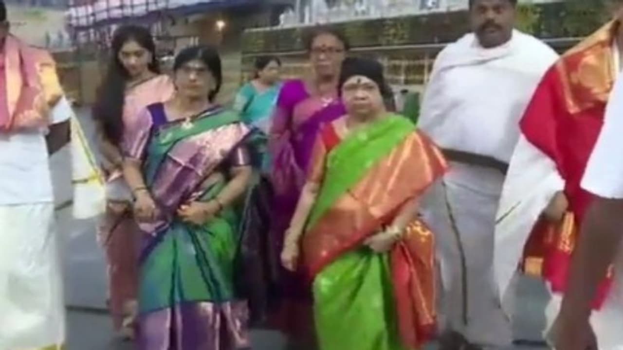 తిరుమల శ్రీవారిని దర్శించుకున్న సీఎం కేసీఆర్ సతీమణి శోభ.. (వీడియో)
