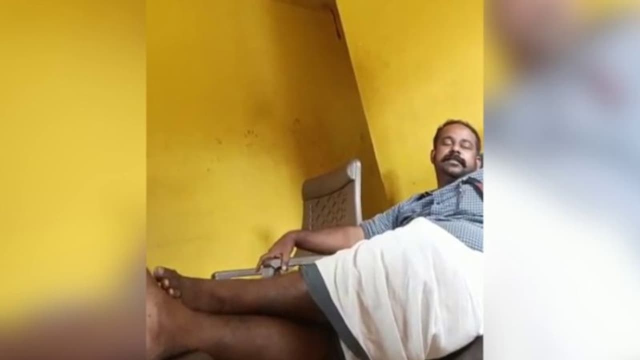 പരാതി പിൻവലിക്കാൻ പണം വാഗ്ദാനം, എൻ.വി.വൈശാഖനെതിരെ ആരോപണം, അഭിഭാഷകൻ എന്ന നിലയില് ഇടപെട്ടതെന്ന് വിശദീകരണം പരാതി പിൻവലിക്കാൻ പണം വാഗ്ദാനം, എൻ.വി.വൈശാഖനെതിരെ ആരോപണം, അഭിഭാഷകൻ എന്ന നിലയില് ഇടപെട്ടതെന്ന് വിശദീകരണം