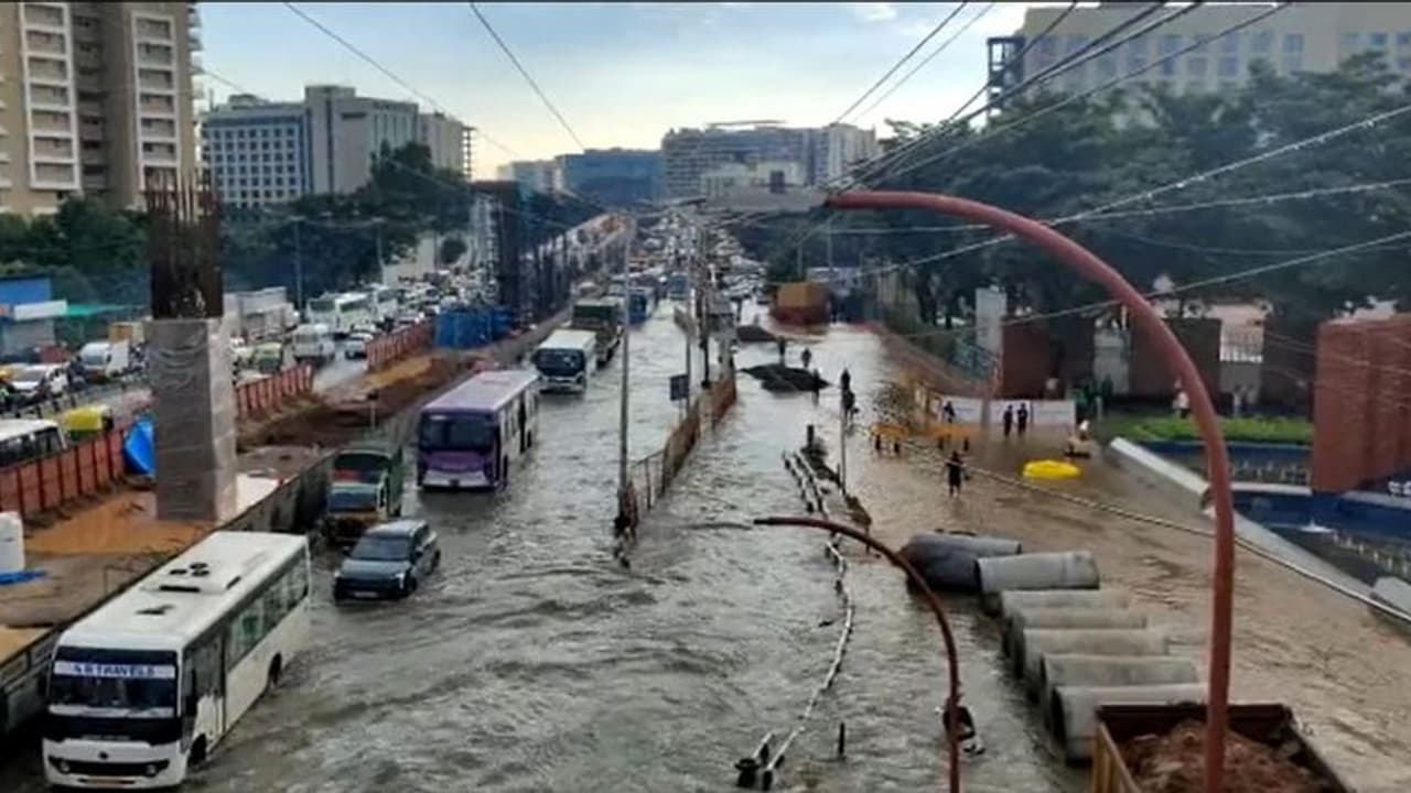 ಬೆಂಗ್ಳೂರಲ್ಲಿ 1 ಗಂಟೆ ಧಾರಾಕಾರ ಮಳೆಗೆ ನಗರದ ರಸ್ತೆಗಳು ಜಲಾವೃತ..! 