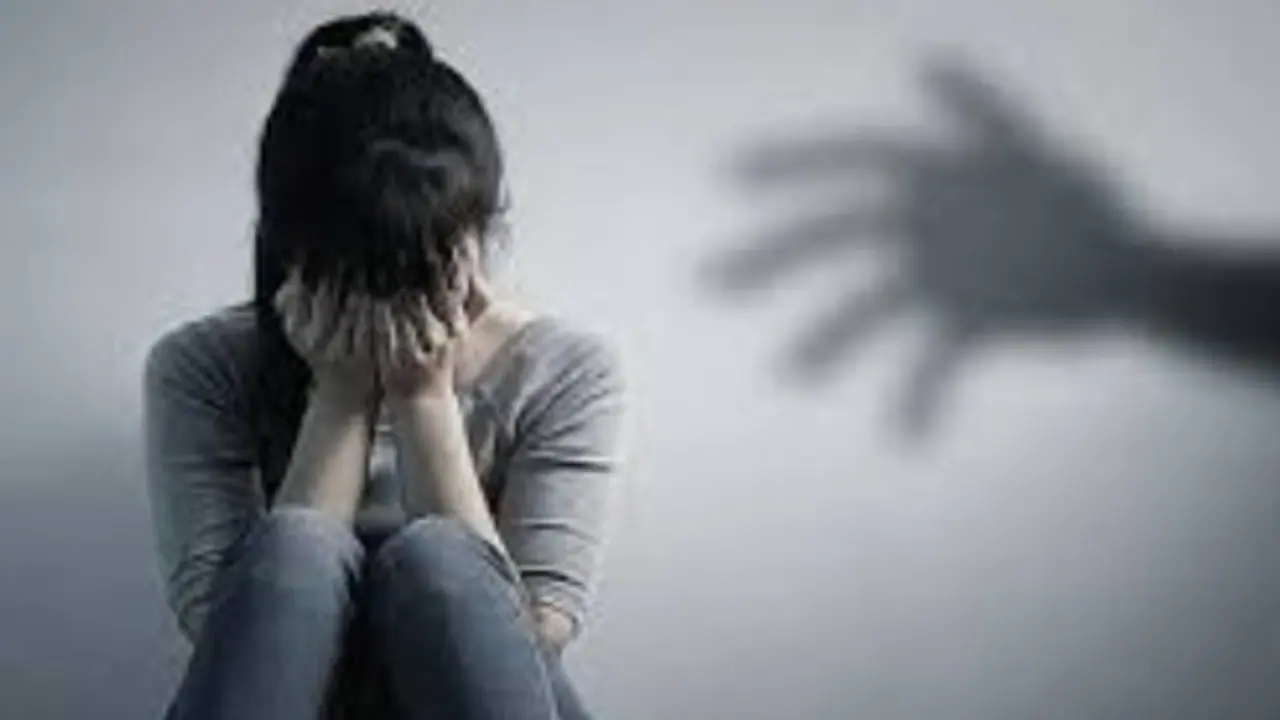 ಲೈಂಗಿಕ ಕಿರುಕುಳಕ್ಕೆ ವಿರೋಧ: ಚಲಿಸುತ್ತಿರುವ ರೈಲಿನ ಬಳಿ ಬಾಲಕಿ ತಳ್ಳಿದ ಕಾಮುಕ; ಕೈ, ಕಾಲು ಕಟ್! ಲೈಂಗಿಕ ಕಿರುಕುಳಕ್ಕೆ ವಿರೋಧ: ಚಲಿಸುತ್ತಿರುವ ರೈಲಿನ ಬಳಿ ಬಾಲಕಿ ತಳ್ಳಿದ ಕಾಮುಕ; ಕೈ, ಕಾಲು ಕಟ್!