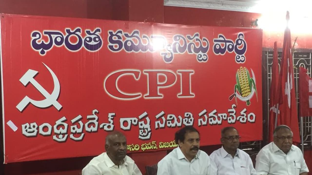 జగన్ను ప్రజలు మళ్లీ ఎందుకు సీఎంగా ఎన్నుకోవాలి.. : వైఎస్ఆర్సీపీపై సీపీఐ ఫైర్ జగన్ను ప్రజలు మళ్లీ ఎందుకు సీఎంగా ఎన్నుకోవాలి.. : వైఎస్ఆర్సీపీపై సీపీఐ ఫైర్