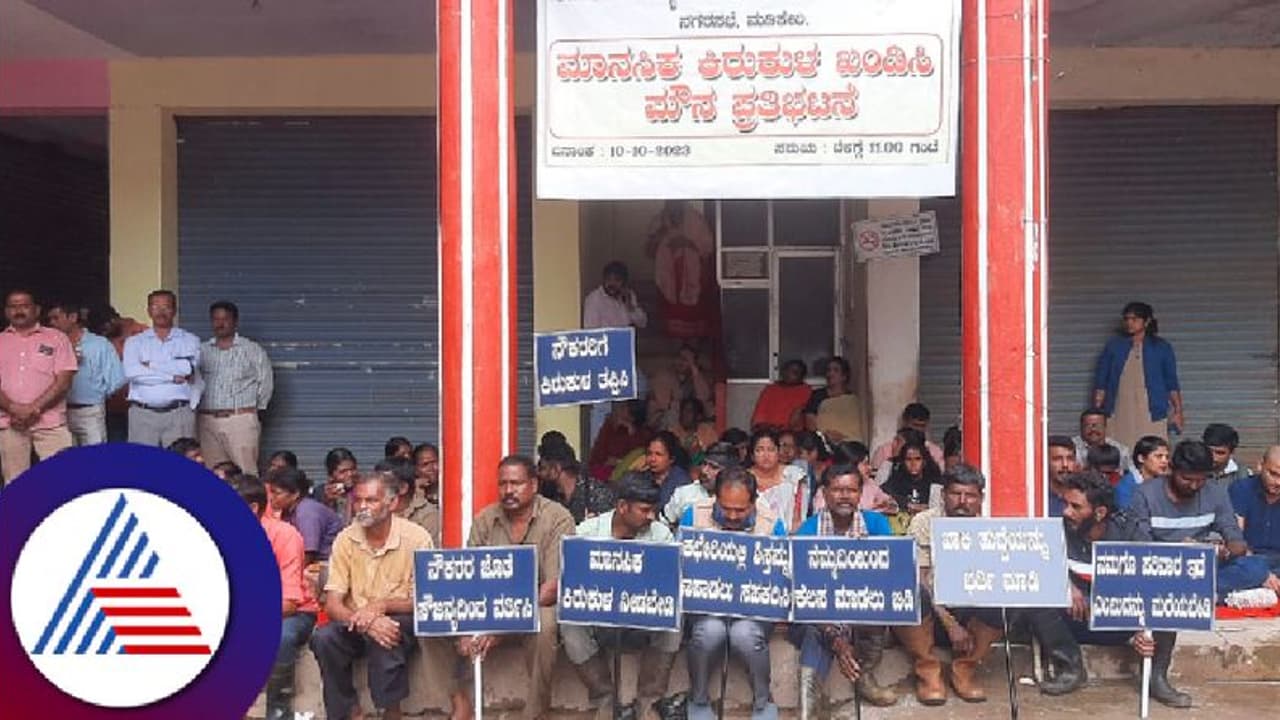 ಮಡಿಕೇರಿ: ನಗರಸಭೆ ಆಯುಕ್ತರ ಮೇಲೆ ಸ್ಥಾಯಿ ಸಮಿತಿ ಅಧ್ಯಕ್ಷ ಹಲ್ಲೆ ಆರೋಪ; ಕಪ್ಪು ಪಟ್ಟಿ ಧರಿಸಿ ಸಿಬ್ಬಂದಿ ಪ್ರತಿಭಟನೆ ಮಡಿಕೇರಿ: ನಗರಸಭೆ ಆಯುಕ್ತರ ಮೇಲೆ ಸ್ಥಾಯಿ ಸಮಿತಿ ಅಧ್ಯಕ್ಷ ಹಲ್ಲೆ ಆರೋಪ; ಕಪ್ಪು ಪಟ್ಟಿ ಧರಿಸಿ ಸಿಬ್ಬಂದಿ ಪ್ರತಿಭಟನೆ