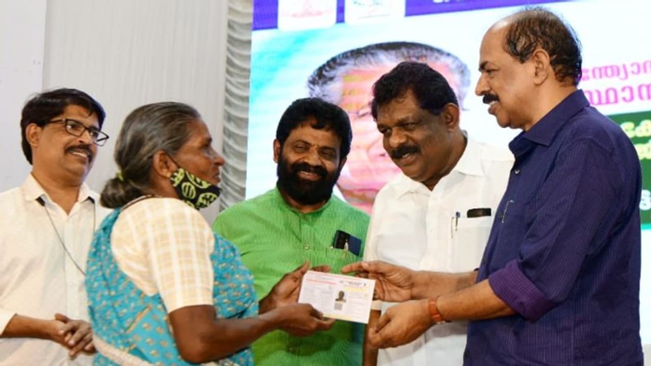 'അനധികൃതമായി കൈവശം വച്ചവരില് നിന്ന് അർഹരിലേക്ക്'; 15,000 മുൻഗണനാ റേഷൻ കാർഡുകളുടെ വിതരണം ആരംഭിച്ചു 'അനധികൃതമായി കൈവശം വച്ചവരില് നിന്ന് അർഹരിലേക്ക്'; 15,000 മുൻഗണനാ റേഷൻ കാർഡുകളുടെ വിതരണം ആരംഭിച്ചു