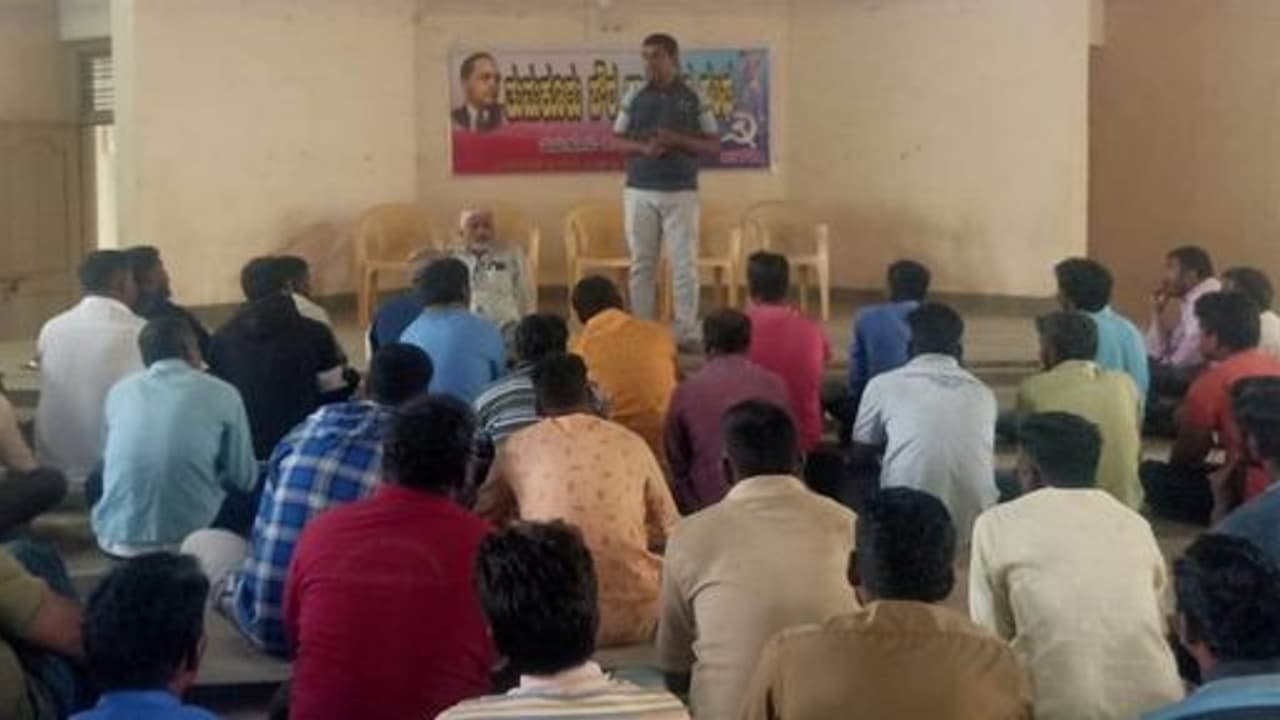 ತಾರತಮ್ಯ ನಿಲ್ಲಿಸಿ ಪೌರ ಕಾರ್ಮಿಕರನ್ನು ಸಮನಾಗಿ ಕಾಣಿ ತಾರತಮ್ಯ ನಿಲ್ಲಿಸಿ ಪೌರ ಕಾರ್ಮಿಕರನ್ನು ಸಮನಾಗಿ ಕಾಣಿ