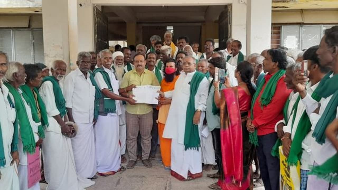 Tumakur : ವಿದ್ಯುತ್ ಕಡಿತ ವಿರೋಧಿಸಿ ಬೆಸ್ಕಾಂಗೆ ಮುತ್ತಿಗೆ Tumakur : ವಿದ್ಯುತ್ ಕಡಿತ ವಿರೋಧಿಸಿ ಬೆಸ್ಕಾಂಗೆ ಮುತ್ತಿಗೆ