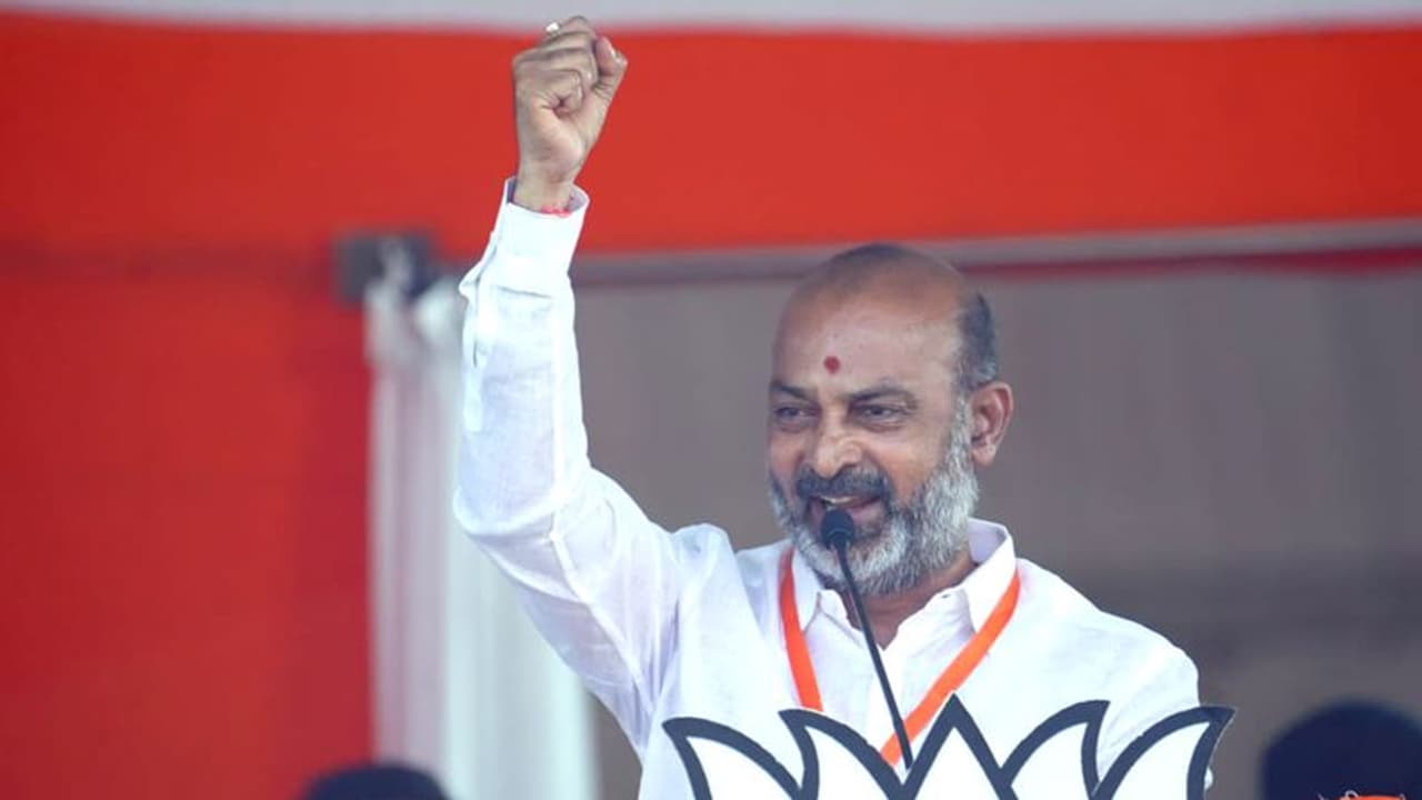 ಬೀದರ್ನಲ್ಲಿ ಕೆಸಿಆರ್ ಬಂಟರಿಂದ ಖೋಟಾ ನೋಟು ಪ್ರಿಂಟ್: ಕೇಂದ್ರ ಸಚಿವ ಬಂಡಿ ಸಂಜಯ್ ಆರೋಪ ಬೀದರ್ನಲ್ಲಿ ಕೆಸಿಆರ್ ಬಂಟರಿಂದ ಖೋಟಾ ನೋಟು ಪ್ರಿಂಟ್: ಕೇಂದ್ರ ಸಚಿವ ಬಂಡಿ ಸಂಜಯ್ ಆರೋಪ