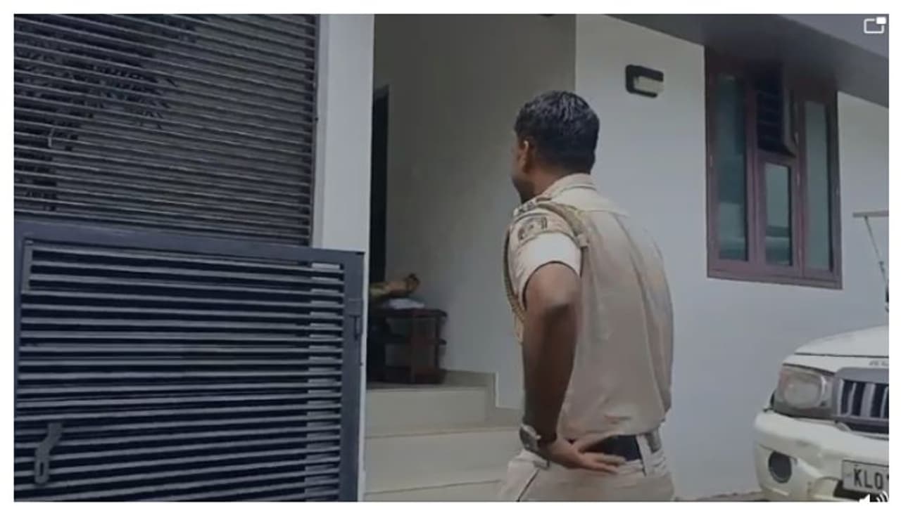 കരിപ്പൂര് കേസ്; പിടിയിലായവരിൽ ഉദ്യോഗസ്ഥരുടെ ഡ്യൂട്ടിഷിഫ്റ്റ്;സിഐഎസ്എഫ് കമാൻഡൻ്റ് ഫ്ലാറ്റിൽ പരിശോധന കരിപ്പൂര് കേസ്; പിടിയിലായവരിൽ ഉദ്യോഗസ്ഥരുടെ ഡ്യൂട്ടിഷിഫ്റ്റ്;സിഐഎസ്എഫ് കമാൻഡൻ്റ് ഫ്ലാറ്റിൽ പരിശോധന