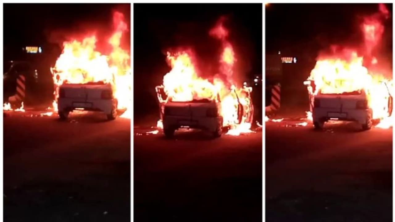 തൃശൂർ ദേശീയപാതയിൽ ഓടിക്കൊണ്ടിരുന്ന കാർ തീപിടിച്ചു; കാറിലുണ്ടായിരുന്നത് ഒരാൾ, രക്ഷപ്പെട്ടത് തലനാരിഴയ്ക്ക്