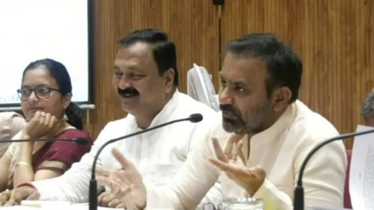 ಧಾರವಾಡ: ಸಮರ್ಪಕ ಮಾಹಿತಿ ನೀಡದ ಅಧಿಕಾರಿಗಳ ಬೆವರಿಳಿಸಿದ ಸಚಿವ ಲಾಡ್..! ಧಾರವಾಡ: ಸಮರ್ಪಕ ಮಾಹಿತಿ ನೀಡದ ಅಧಿಕಾರಿಗಳ ಬೆವರಿಳಿಸಿದ ಸಚಿವ ಲಾಡ್..!