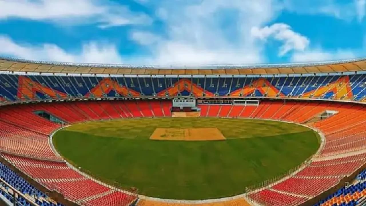 ഫോട്ടോസ്റ്റാറ്റ് കട പ്രസ് ആക്കി, കളര് പ്രിന്റര് ഉപയോഗിച്ച് ലോകകപ്പ് ടിക്കറ്റ് നിര്മ്മാണം; സംഘം പിടിയില് ഫോട്ടോസ്റ്റാറ്റ് കട പ്രസ് ആക്കി, കളര് പ്രിന്റര് ഉപയോഗിച്ച് ലോകകപ്പ് ടിക്കറ്റ് നിര്മ്മാണം; സംഘം പിടിയില്