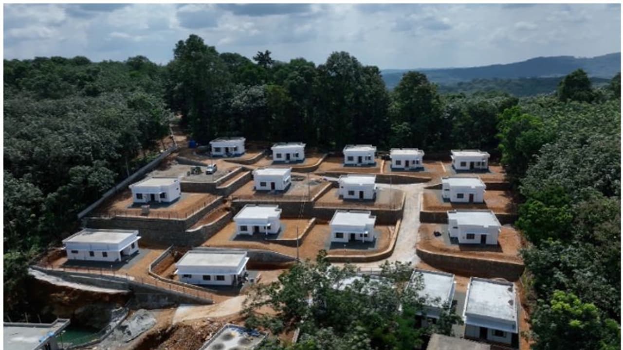 10 സെന്റ് ഭൂമി, 10 ലക്ഷത്തിന്റെ വീട്; ഭവന രഹിതർക്ക് വീടൊരുക്കി പള്ളിയുടെ കാരുണ്യം, ചെലവ് രണ്ടരക്കോടി! 10 സെന്റ് ഭൂമി, 10 ലക്ഷത്തിന്റെ വീട്; ഭവന രഹിതർക്ക് വീടൊരുക്കി പള്ളിയുടെ കാരുണ്യം, ചെലവ് രണ്ടരക്കോടി!