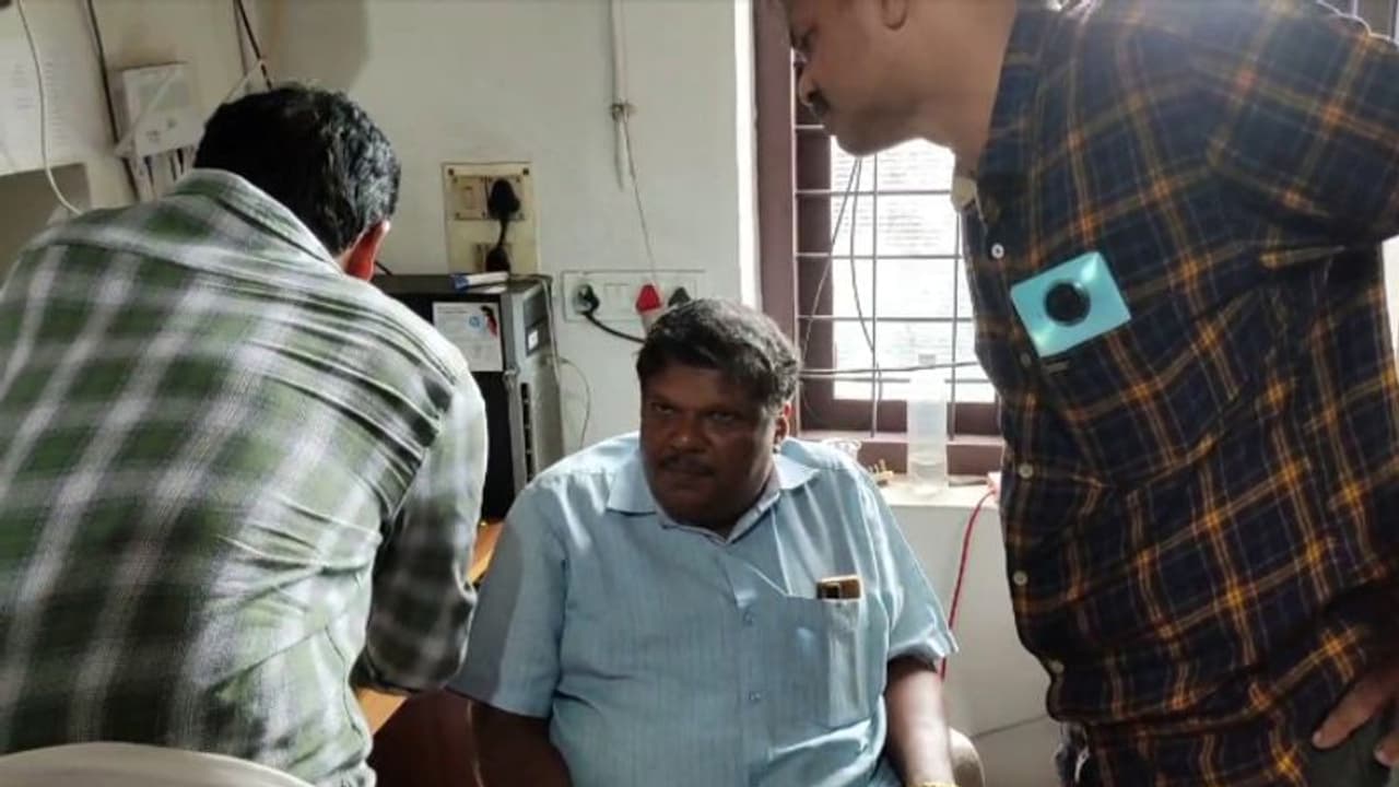 വീടിനു നമ്പർ ഇടാൻ 5000 രൂപ ആവശ്യപ്പെട്ട പഞ്ചായത്ത് ജീവനക്കാരൻ കൈക്കൂലി വാങ്ങുന്നതിനിടെ വിജിലൻസിന്റെ പിടിയിൽ വീടിനു നമ്പർ ഇടാൻ 5000 രൂപ ആവശ്യപ്പെട്ട പഞ്ചായത്ത് ജീവനക്കാരൻ കൈക്കൂലി വാങ്ങുന്നതിനിടെ വിജിലൻസിന്റെ പിടിയിൽ