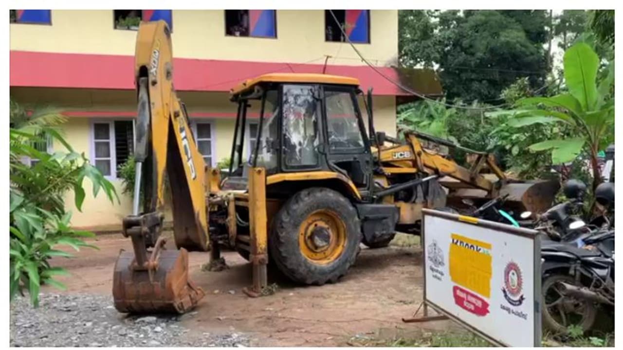 സ്റ്റേഷനില് നിന്ന് തൊണ്ടിമുതലായ ജെസിബി കടത്തിയ സംഭവം; വാര്ത്ത പ്രചരിപ്പിച്ചതിന് പ്രതിയുടെ മര്ദ്ദനം സ്റ്റേഷനില് നിന്ന് തൊണ്ടിമുതലായ ജെസിബി കടത്തിയ സംഭവം; വാര്ത്ത പ്രചരിപ്പിച്ചതിന് പ്രതിയുടെ മര്ദ്ദനം