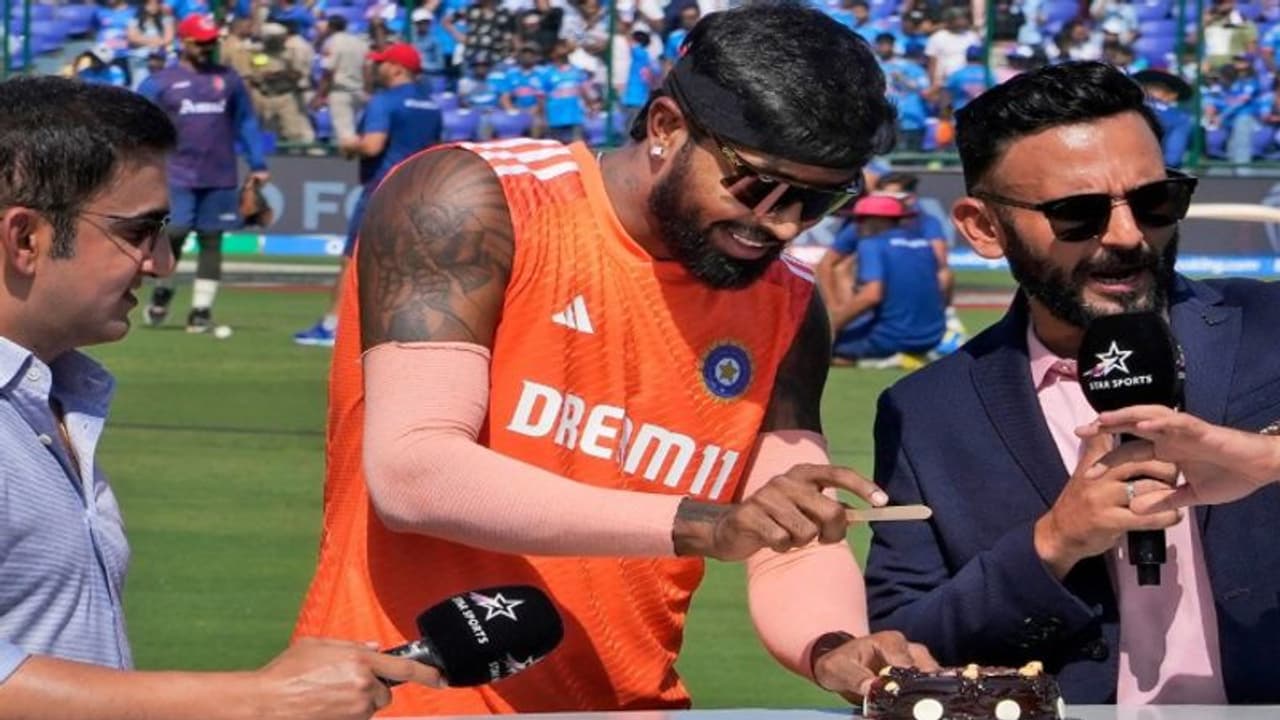 Happy Birthday Hardik Pandya: மைதானத்திலேயே கேக் வெட்டி 30ஆவது பிறந்தநாள் கொண்டாடிய ஹர்திக் பாண்டியா!