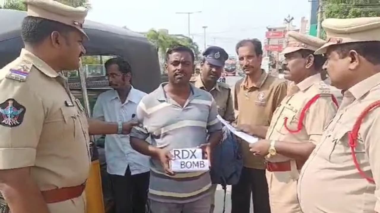 మచిలీపట్నంలో పేలుళ్లకు ఉగ్ర కుట్ర... పోలీసులు ఏం చేసారంటే..(మాక్ డ్రిల్ వీడియో) మచిలీపట్నంలో పేలుళ్లకు ఉగ్ర కుట్ర... పోలీసులు ఏం చేసారంటే..(మాక్ డ్రిల్ వీడియో)