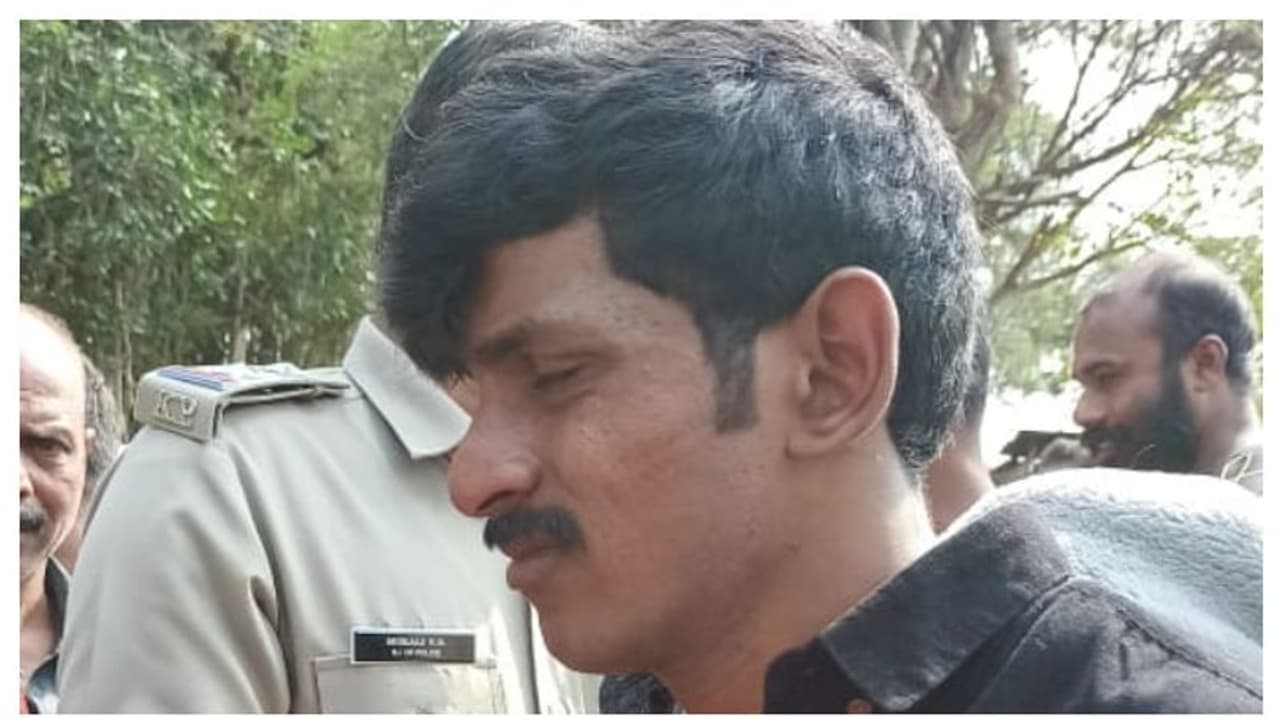 യുവതി സഞ്ചരിച്ച സ്കൂട്ടർ ഇടിച്ചുവീഴ്ത്തി മാലപൊട്ടിക്കാൻ ശ്രമം, യുവാവിനെ പൊക്കി നാട്ടുകാർ യുവതി സഞ്ചരിച്ച സ്കൂട്ടർ ഇടിച്ചുവീഴ്ത്തി മാലപൊട്ടിക്കാൻ ശ്രമം, യുവാവിനെ പൊക്കി നാട്ടുകാർ