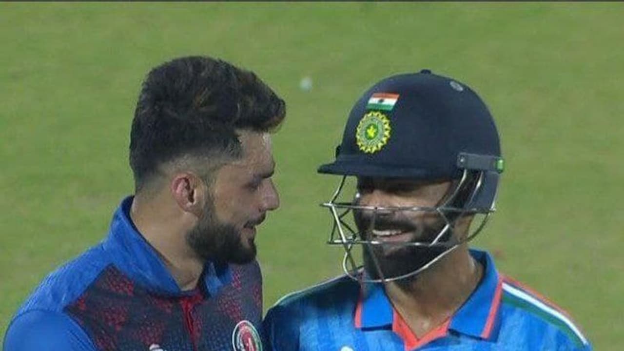 ಸ್ಲೆಡ್ಜಿಂಗ್ ನಿರಿಕ್ಷಿಸಿದ್ದ ಅಭಿಮಾನಿಗಳಿಗೆ ಶಾಕ್, ನಗು ನಗುತ್ತಲೇ ಮಾತನಾಡಿ ತಬ್ಬಿಕೊಂಡ ಕೊಹ್ಲಿ ನವೀನ್! ಸ್ಲೆಡ್ಜಿಂಗ್ ನಿರಿಕ್ಷಿಸಿದ್ದ ಅಭಿಮಾನಿಗಳಿಗೆ ಶಾಕ್, ನಗು ನಗುತ್ತಲೇ ಮಾತನಾಡಿ ತಬ್ಬಿಕೊಂಡ ಕೊಹ್ಲಿ ನವೀನ್!