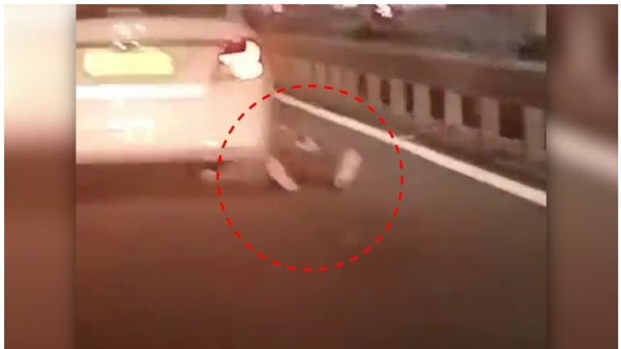 ഞെട്ടിക്കുന്ന ക്രൂരത; ടാക്സി ഡ്രൈവറെ കാറിടിച്ച് കൊന്നു; മൃതദേഹം വഴിയരികില് ഉപേക്ഷിച്ചു ഞെട്ടിക്കുന്ന ക്രൂരത; ടാക്സി ഡ്രൈവറെ കാറിടിച്ച് കൊന്നു; മൃതദേഹം വഴിയരികില് ഉപേക്ഷിച്ചു