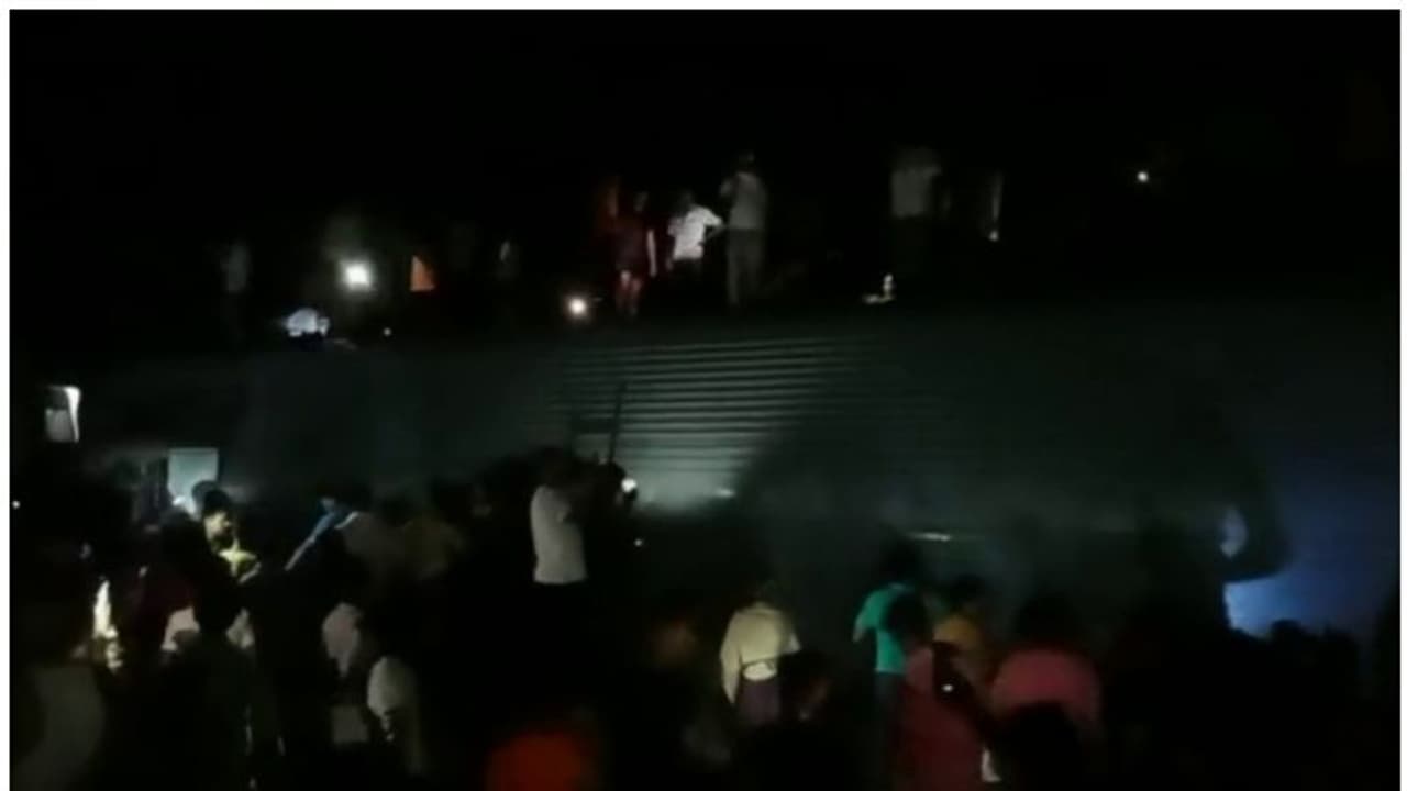 ബിഹാറിൽ നോർത്ത് ഈസ്റ്റ് സൂപ്പർഫാസ്റ്റ് ട്രെയിനിന്റെ 6 കോച്ചുകൾ പാളം തെറ്റി, ആളപായമില്ല ബിഹാറിൽ നോർത്ത് ഈസ്റ്റ് സൂപ്പർഫാസ്റ്റ് ട്രെയിനിന്റെ 6 കോച്ചുകൾ പാളം തെറ്റി, ആളപായമില്ല