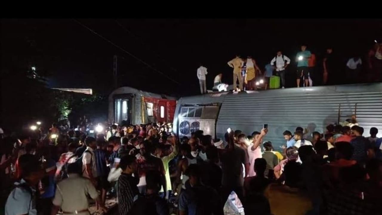 ಒಡಿಶಾ ರೈಲು ದುರಂತ ಮಾಸುವ ಮುನ್ನವೇ ಬಿಹಾರದಲ್ಲಿ ಈಶಾನ್ಯ ಎಕ್ಸ್ಪ್ರೆಸ್ ಅಪಘಾತ: ನಾಲ್ವರು ಸಾವು ಒಡಿಶಾ ರೈಲು ದುರಂತ ಮಾಸುವ ಮುನ್ನವೇ ಬಿಹಾರದಲ್ಲಿ ಈಶಾನ್ಯ ಎಕ್ಸ್ಪ್ರೆಸ್ ಅಪಘಾತ: ನಾಲ್ವರು ಸಾವು