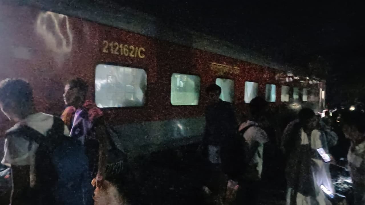 North East Express: ఘోర ప్రమాదం.. పట్టాలు తప్పిన నార్త్ ఈస్ట్ ఎక్స్ప్రెస్.. North East Express: ఘోర ప్రమాదం.. పట్టాలు తప్పిన నార్త్ ఈస్ట్ ఎక్స్ప్రెస్..