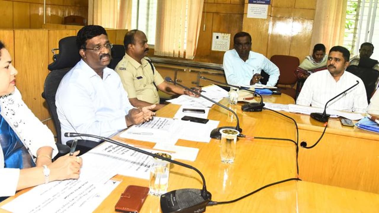 Tumakur : ಮಹಿಳೆಯರ ಮೇಲಿನ ಕೌಟುಂಬಿಕ ಹಿಂಸೆ: 60 ದಿನಗಳೊಳಗೆ ಇತ್ಯರ್ಥಕ್ಕೆ ಸೂಚನೆ Tumakur : ಮಹಿಳೆಯರ ಮೇಲಿನ ಕೌಟುಂಬಿಕ ಹಿಂಸೆ: 60 ದಿನಗಳೊಳಗೆ ಇತ್ಯರ್ಥಕ್ಕೆ ಸೂಚನೆ