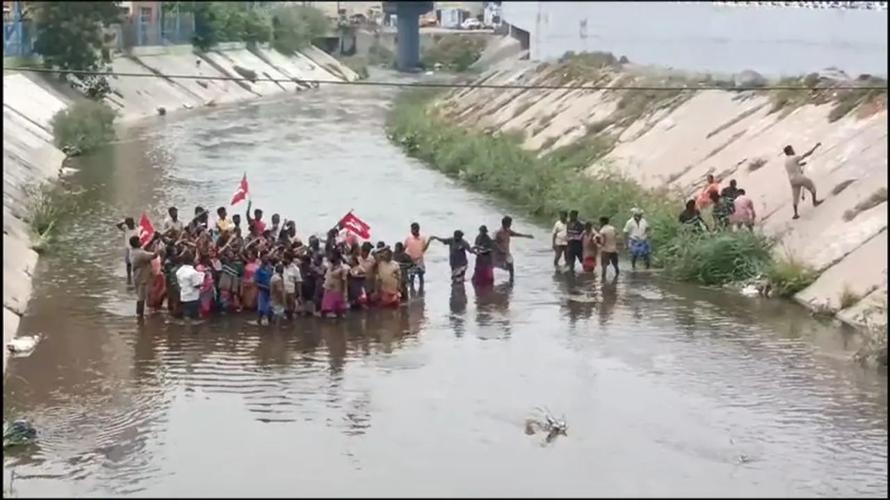 தூய்மை தொழிலாளர்கள் பல்வேறு கோரிக்கைகளை வலியுறுத்தி திருமணி முத்தாற்றில் இறங்கி நூதன போராட்டம்