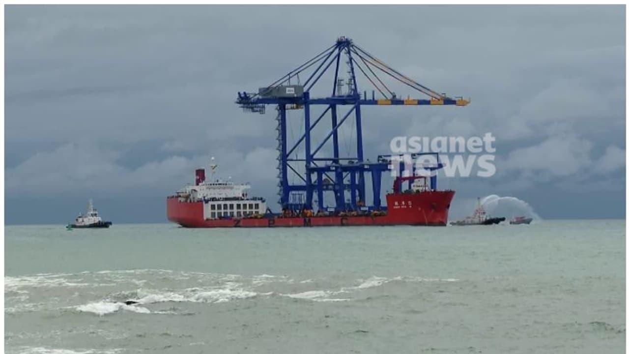 വിഴിഞ്ഞം തുറമുഖത്ത് ആദ്യ കപ്പലെത്തി; ചൈനീസ് കപ്പൽ ഷെൻ ഹുവ 15 ന് വാട്ടർ സല്യൂട്ടോടെ സ്വീകരണം വിഴിഞ്ഞം തുറമുഖത്ത് ആദ്യ കപ്പലെത്തി; ചൈനീസ് കപ്പൽ ഷെൻ ഹുവ 15 ന് വാട്ടർ സല്യൂട്ടോടെ സ്വീകരണം