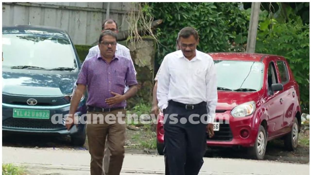 കരുവന്നൂർ ബാങ്ക് തട്ടിപ്പ് കേസ്: റബ്കോ എം ഡി രണ്ടാം ദിവസവും ഇഡിക്ക് മുന്നിൽ കരുവന്നൂർ ബാങ്ക് തട്ടിപ്പ് കേസ്: റബ്കോ എം ഡി രണ്ടാം ദിവസവും ഇഡിക്ക് മുന്നിൽ