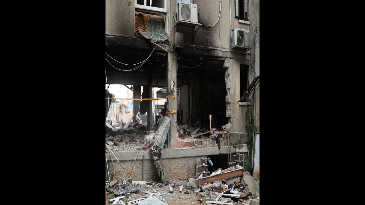 బందీలను విడిచిపెట్టే వరకు గాజాకు తాగు నీరు, విద్యుత్, ఇంధనం బంద్: ఇజ్రాయెల్ వార్నింగ్ బందీలను విడిచిపెట్టే వరకు గాజాకు తాగు నీరు, విద్యుత్, ఇంధనం బంద్: ఇజ్రాయెల్ వార్నింగ్