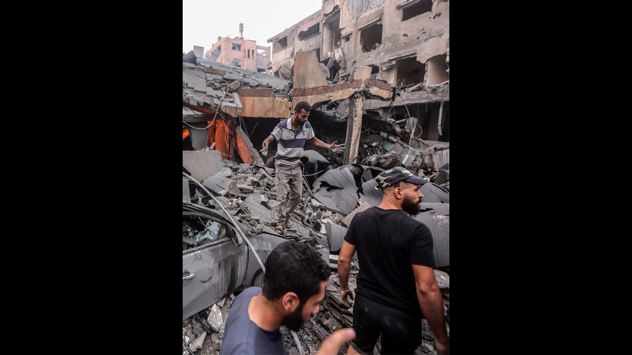 ഗാസയിലെ ഹമാസ് കമാൻഡോ ആസ്ഥാനങ്ങൾ ബോംബിട്ട് തകർത്ത് ഇസ്രയേൽ; അവസാന വൈദ്യുതി നിലയവും അടച്ചു, ഗാസ ഇരുട്ടിൽ