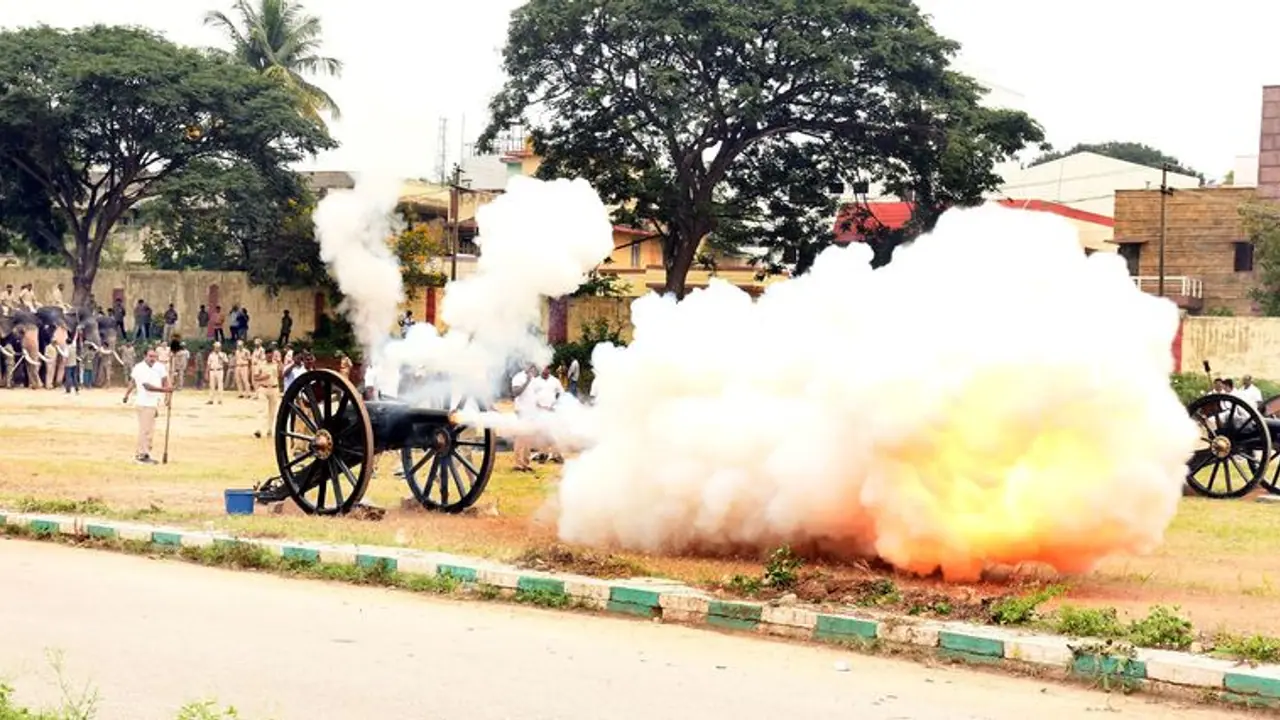 ತಾಲೀಮು : ಬೆಚ್ಚಿದ ನಾಲ್ಕು ಹೊಸ ಆನೆಗಳು 14 ಆನೆ, 43 ಅಶ್ವ ದಳಕ್ಕೆ ತಾಲೀಮು ತಾಲೀಮು : ಬೆಚ್ಚಿದ ನಾಲ್ಕು ಹೊಸ ಆನೆಗಳು 14 ಆನೆ, 43 ಅಶ್ವ ದಳಕ್ಕೆ ತಾಲೀಮು