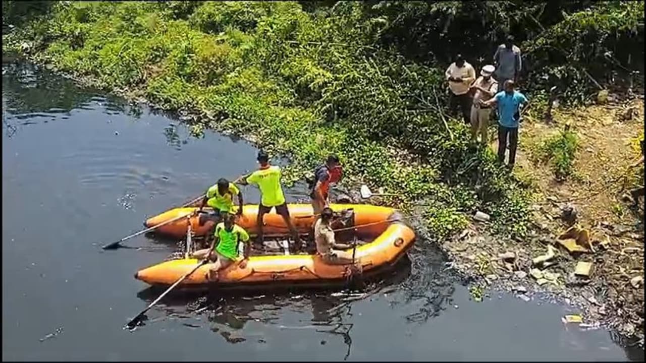 பெற்ற தந்தையே பச்சிளம் குழந்தையை கூவம் ஆற்றில் வீசிய கொடூரம்; சென்னையில் பரபரப்பு பெற்ற தந்தையே பச்சிளம் குழந்தையை கூவம் ஆற்றில் வீசிய கொடூரம்; சென்னையில் பரபரப்பு