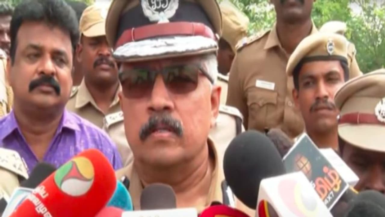 2 ரவுடிகளை என்கவுன்டர் செய்தது ஏன்? இவர்களுக்கு இதுதான் பொழப்பு.. காவல் ஆணையர் சொன்ன அதிர்ச்சி தகவல்! 2 ரவுடிகளை என்கவுன்டர் செய்தது ஏன்? இவர்களுக்கு இதுதான் பொழப்பு.. காவல் ஆணையர் சொன்ன அதிர்ச்சி தகவல்!